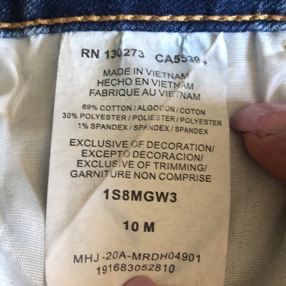LEE MIDRISE CAPRI JEANS Size 10 Waistline to crotch is 10 1/2”. Hip to hip is 16 - Picture 5 of 5